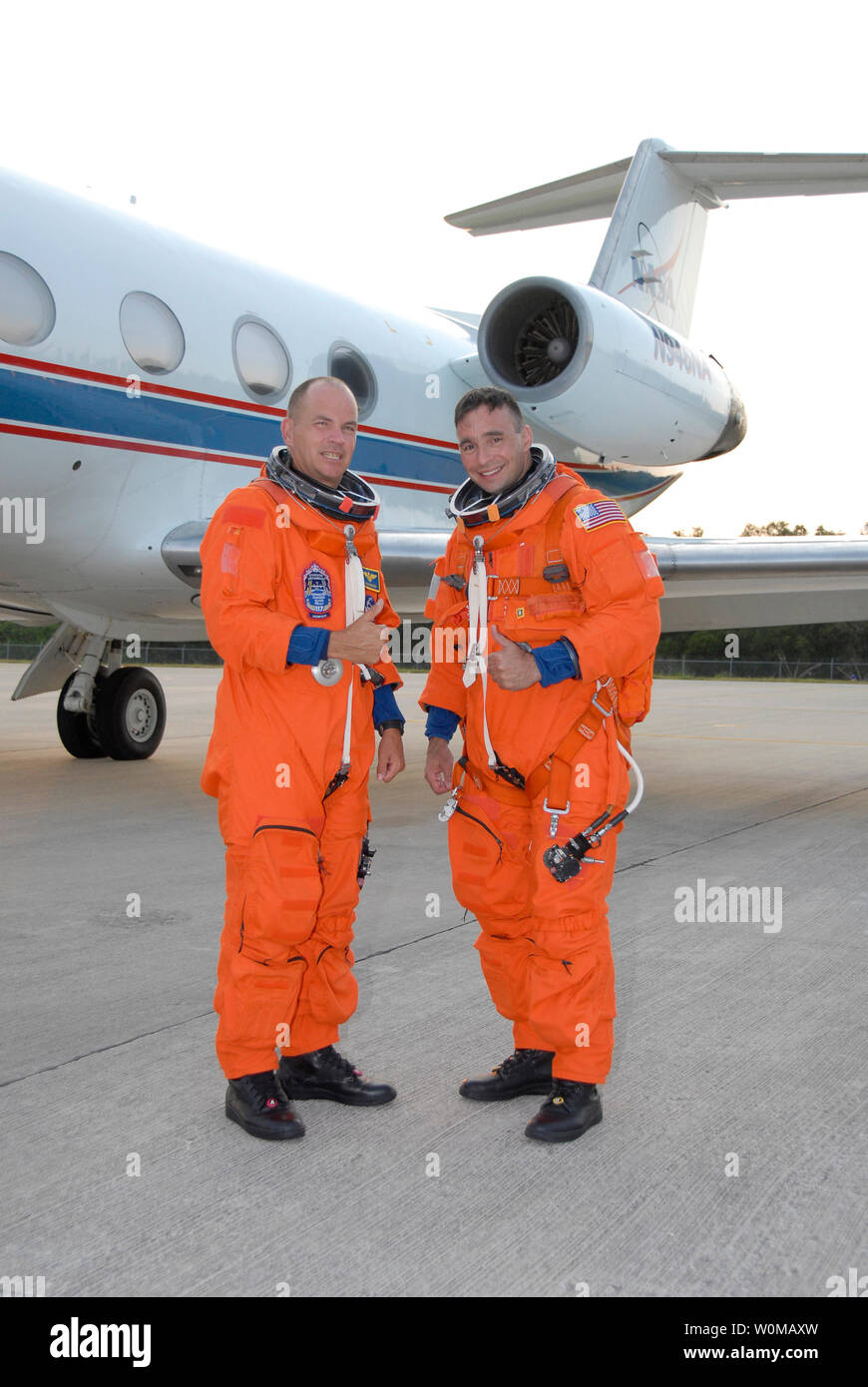 Missione STS-117 il comandante Rick Sturckow (L) e pilota Lee Archambault sono illustrati prima di prendere i voli di allenamento nella navetta di aeromobili di formazione, nella foto dietro di loro, al Kennedy navetta dell impianto di atterraggio in Florida il 6 giugno 2007. Il servizio STS-117 Atlantis è prevista per il lancio il 8 giugno. (UPI foto/NASA/KSC) Foto Stock