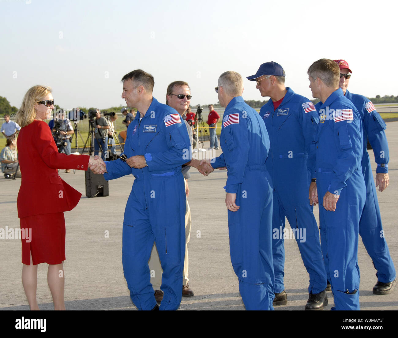 Il Centro Spaziale Kennedy Vice Direttore Janet Petro (L) e navetta direttore di lancio Mike Leinbach (3 L) Benvenuti l'equipaggio di STS-117 Atlantis al Kennedy Space Center in Florida il 5 giugno 2007. Il servizio STS-117 Atlantis è prevista per il lancio la sera del 8 giugno. (UPI foto/Kim Shiflett/NASA) Foto Stock