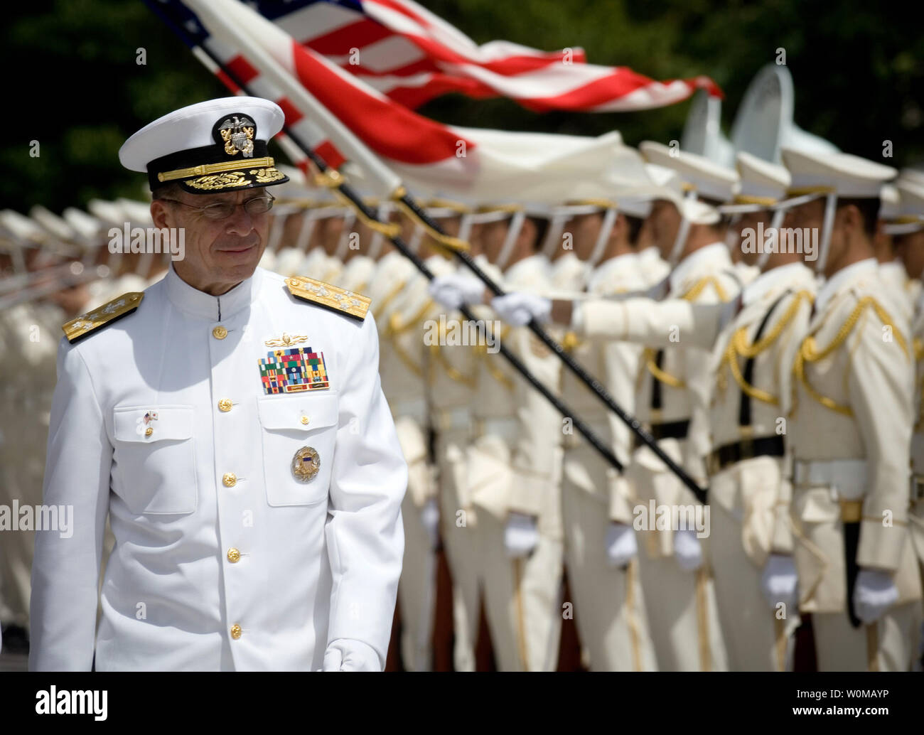 Capo di operazioni navali Adm. Mike Mullen ispeziona i marinai del Giappone marittimo Forza di Autodifesa (JMSDF) a Tokyo in Giappone il 18 giugno 2007. Adm. Mullen è su sette giorni di visita ufficiale in Giappone e il Vietnam a visitare con le controparti e i marinai di stanza nella regione. (UPI foto/Ciad J. McNeeley/STATI UNITI Marina) Foto Stock