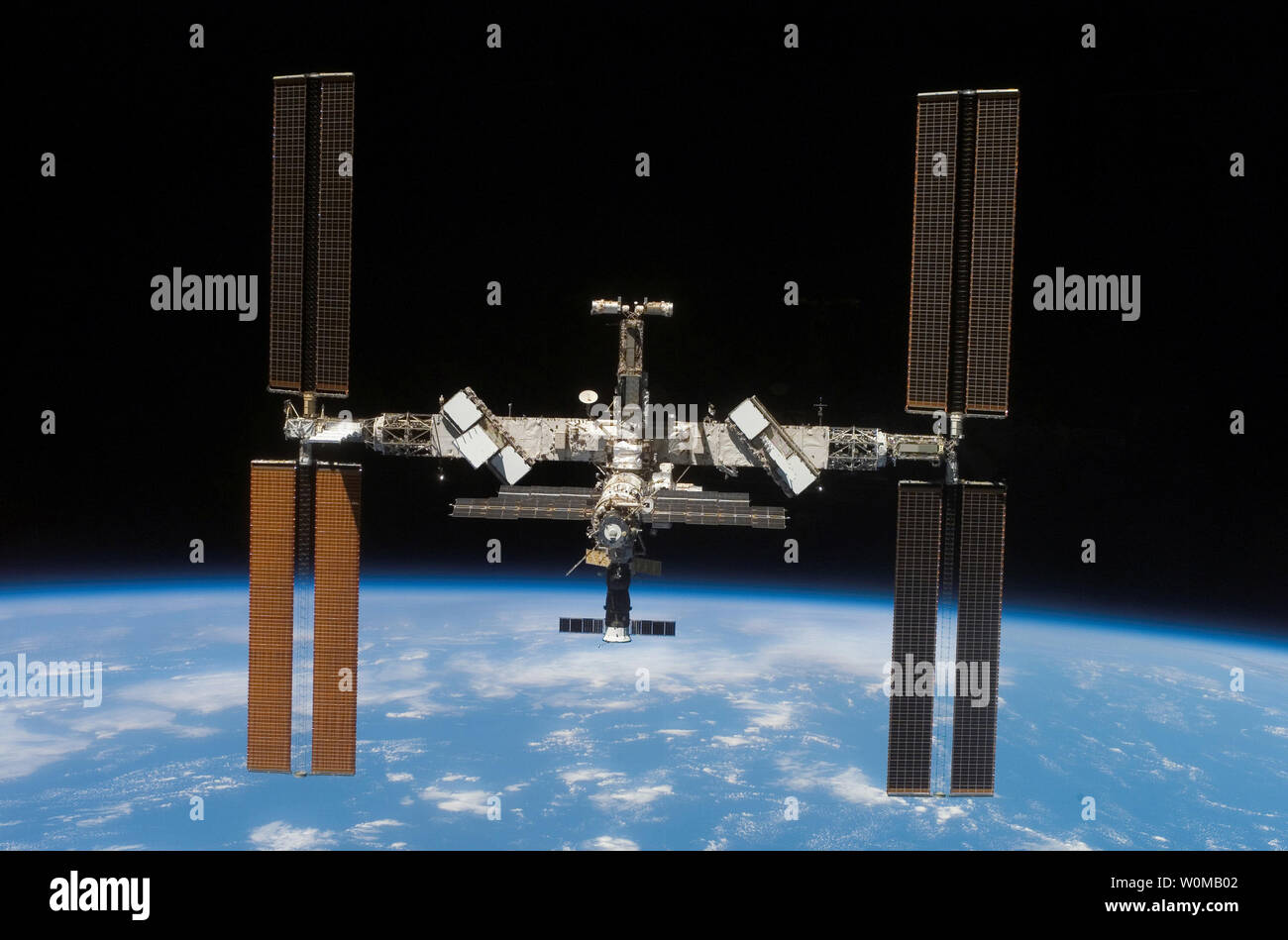 La stazione spaziale internazionale e lo Space Shuttle Atlantis si allontanano alla fine di STS-117's mission, il 19 giugno 2007. La navetta per la stazione e gli equipaggi concluso circa otto giorni di lavoro cooperativo. STS-117 pilot Lee Archambault è stata presso i comandi per la partenza e fly-intorno, che diede Atlantis' equipaggio un occhiata alla stazione di nuova configurazione espansa. (UPI foto/NASA) Foto Stock