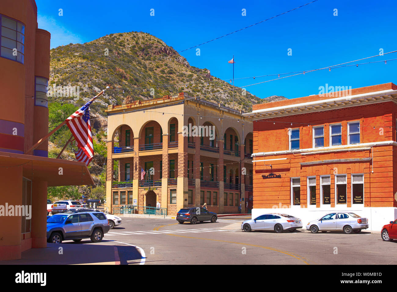 Il Servizio Postale degli Stati Uniti edificio e Western Bank building su un angolo della Lapide Canyon Road a Bisbee, AZ Foto Stock