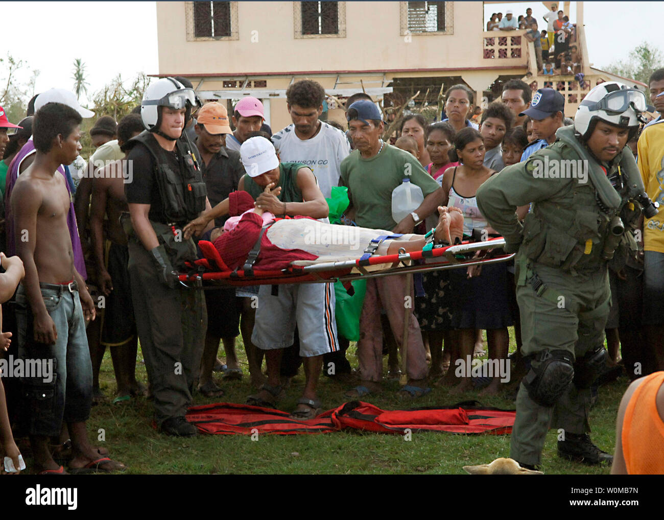 Velisti assegnati per multi-purpose Amphibious Assault nave USS Wasp (LHD 1) Eseguire un ferito donna nicaraguense per un elicottero che si preparano per un evacuazione medica, nei pressi di Puerta Cabezas, il 7 settembre 2007. Wasp marinai sono fornire aiuto in caso di catastrofe in Nicaragua dopo l uragano Felix fatto approdo sett. 4. (UPI foto/David Crawford/Navy US) Foto Stock