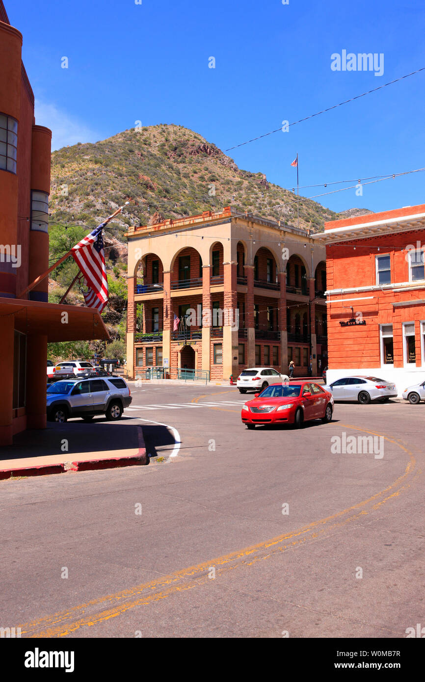 Il Servizio Postale degli Stati Uniti edificio e Western Bank building su un angolo della Lapide Canyon Road a Bisbee, AZ Foto Stock
