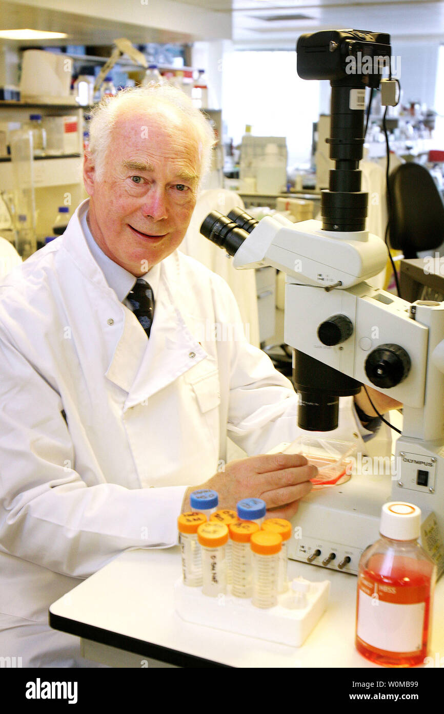 Sir Martin Evans, raffigurato su 9 Ottobre 2007 all Università di Cardiff in Galles, è stato premiato per il 2007 Premio Nobel per la medicina per le sue ricerche e scoperte in cellule staminali embrionali. (UPI foto/Nick Treharne/Università di Cardiff) Foto Stock