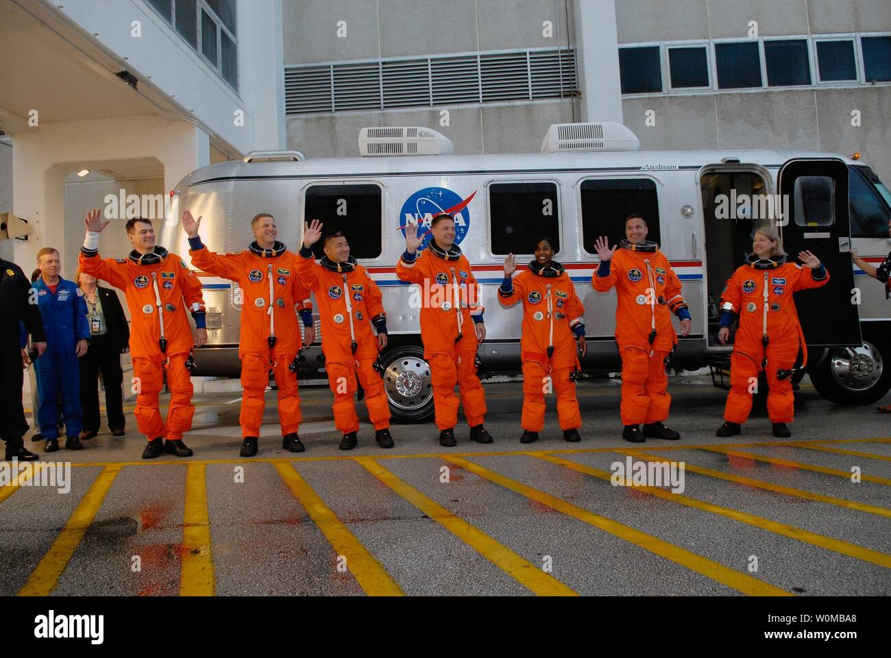 Il servizio STS-120 Membri di equipaggio pausa a onda per spettatori e ben wishers come loro capo per la NASA Astrovan per lo Space Shuttle Discovery alla NASA Kennedy Space Center in Florida il 23 ottobre 2007. La via principale a destra è il comandante Pamela Melroy. La scoperta ha lanciato oggi trasportano sette membri di equipaggio per la Stazione Spaziale Internazionale. (UPI foto/Kim Shiflett/NASA) Foto Stock