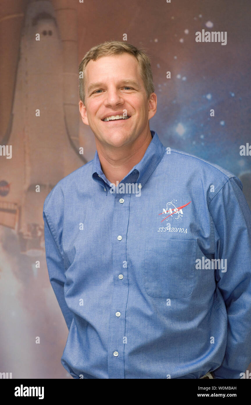 Astronauta Scott Parazynski E., STS-120 lo specialista di missione, comporta per un ritratto a seguito di una fase di pre-flight conferenza stampa al Johnson Space Center il 14 settembre 2007. Parazynski è parte dei sette membri dell'equipaggio a bordo della navetta spaziale Discovery, che ha lanciato il 23 ottobre 2007 dalla NASA il Kennedy Space Center in Florida. (UPI foto/NASA) Foto Stock