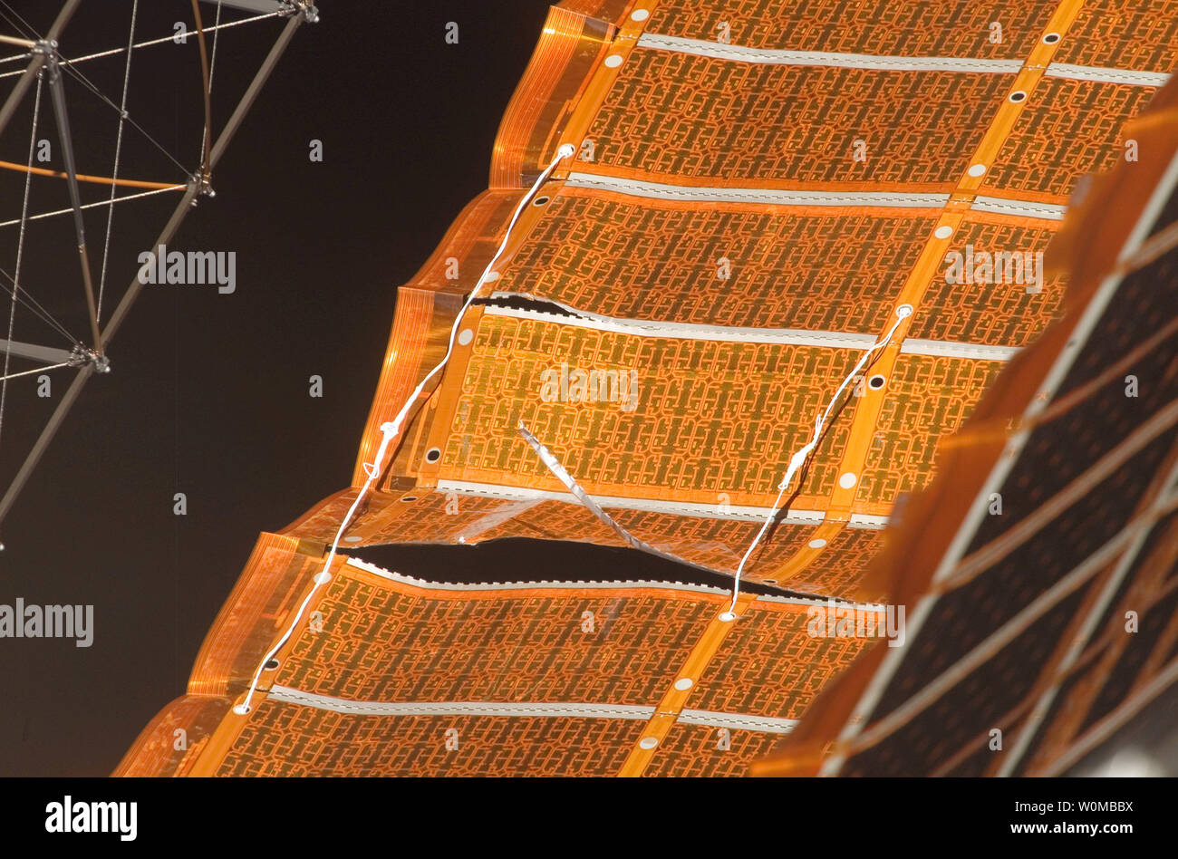 Questa immagine della NASA mostra il riparato solar array fotografato durante la STS-120 missione della quarta sessione della attività extravehicular (EVA) mentre lo Space Shuttle Discovery è inserito con la Stazione Spaziale Internazionale, 3 novembre 2007. Gli astronauti Scott Parazynski e Doug Wheelock, sia lo specialista di missione su STS-120, fissata la matrice su una 7-ora, 19-minute spacewalk. (UPI foto/NASA) Foto Stock