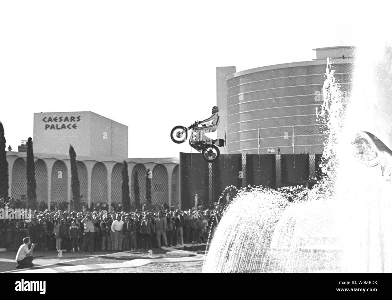 Il temerario motociclista Evel Knievel, mostrato in un dicembre 31, 1967 file foto di saltare attraverso le fontane al Caesars Palace a Las Vegas, morì in Clearwater, Florida il 30 novembre 2007. Egli era di 69 anni e soffriva di diabete e fibrosi polmonare. (UPI foto/file) Foto Stock