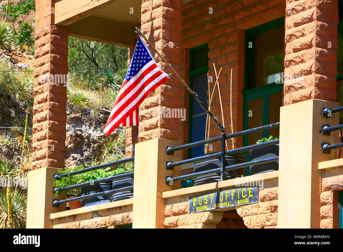 La bandiera americana orgogliosamente esposti al di fuori del Servizio Postale degli Stati Uniti edificio a Bisbee, AZ Foto Stock