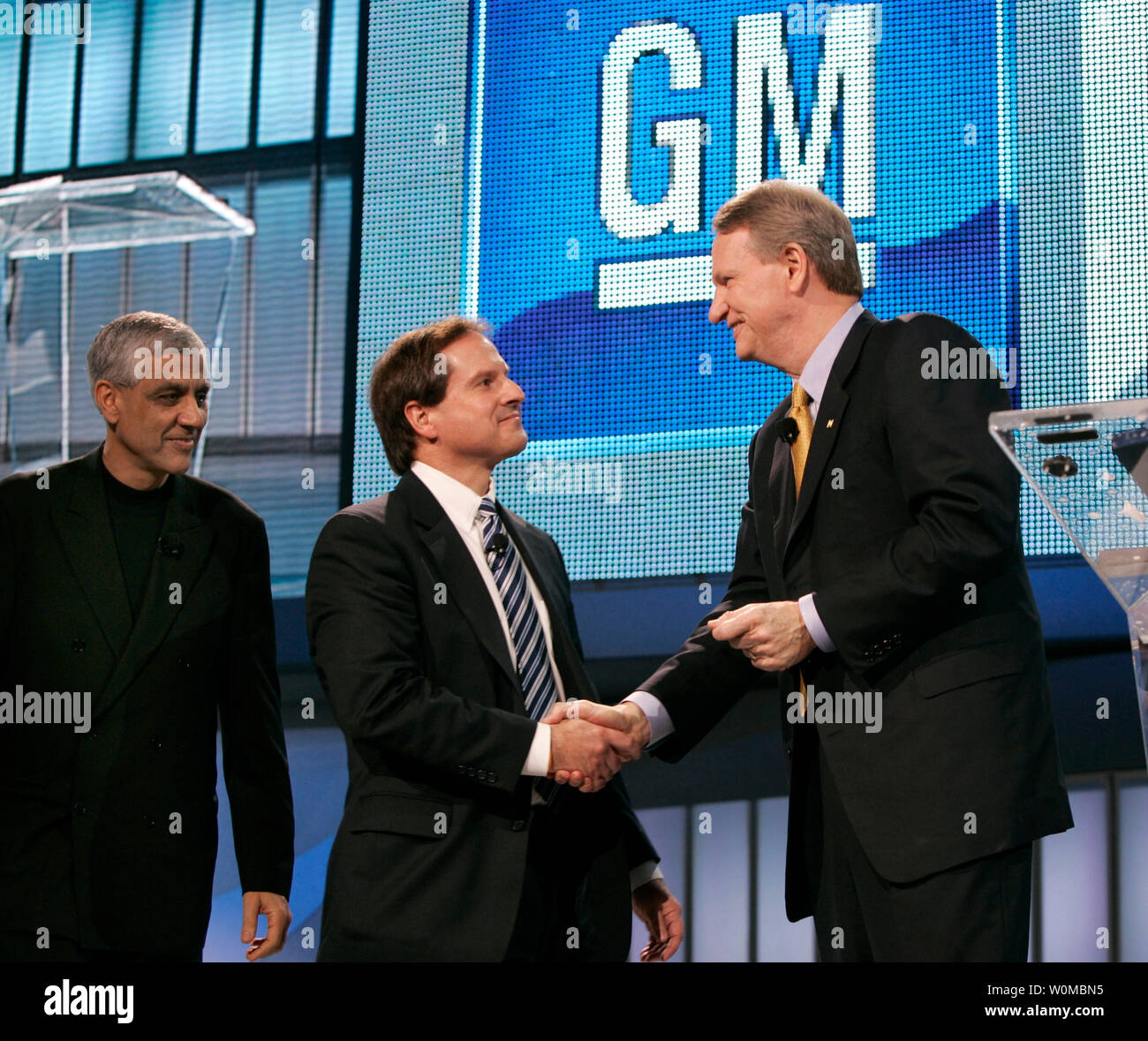 General Motors Chairman e CEO Rick Wagoner (R) saluta Bill Roe (C) e Vinod Khosla di Coskata, Inc. dopo aver annunciato una partnership con Coskata per utilizzare la società la rivoluzionaria tecnologia che produce etanolo dal cestino, vecchi pneumatici e di altri rifiuti, al 2008 North American International Auto Show di Detroit, Michigan, il 13 gennaio 2008 . Coskata proprietario del processo consentirà di produrre etanolo per meno di $ 1 per litro. (Foto di John F. Martin per General Motors) Foto Stock