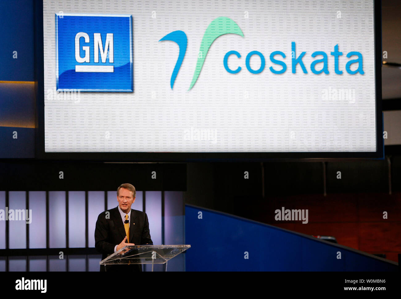 General Motors Chairman e CEO Rick Wagoner ha annunciato una partnership con Coskata Inc., per utilizzare la società la rivoluzionaria tecnologia che produce etanolo dal cestino, vecchi pneumatici e di altri rifiuti, al 2008 North American International Auto Show di Detroit, Michigan, il 13 gennaio 2008 . Coskata proprietario del processo consentirà di produrre etanolo per meno di $ 1 per litro. (UPI foto/Jeffrey Sauger/General Motors) Foto Stock