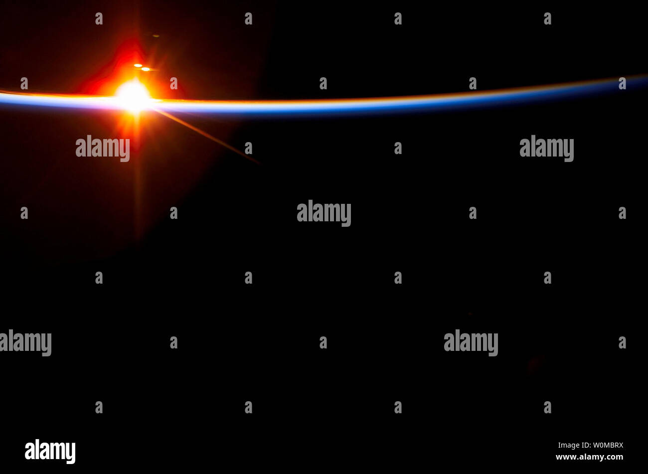 Questo NASA immagine catturata su 1 Febbraio 2003 da astronauti a bordo dello Space Shuttle Columbia sulla missione STS-107 mostra il sole airglow sopra la terra dell'orizzonte. (UPI foto/NASA) Foto Stock