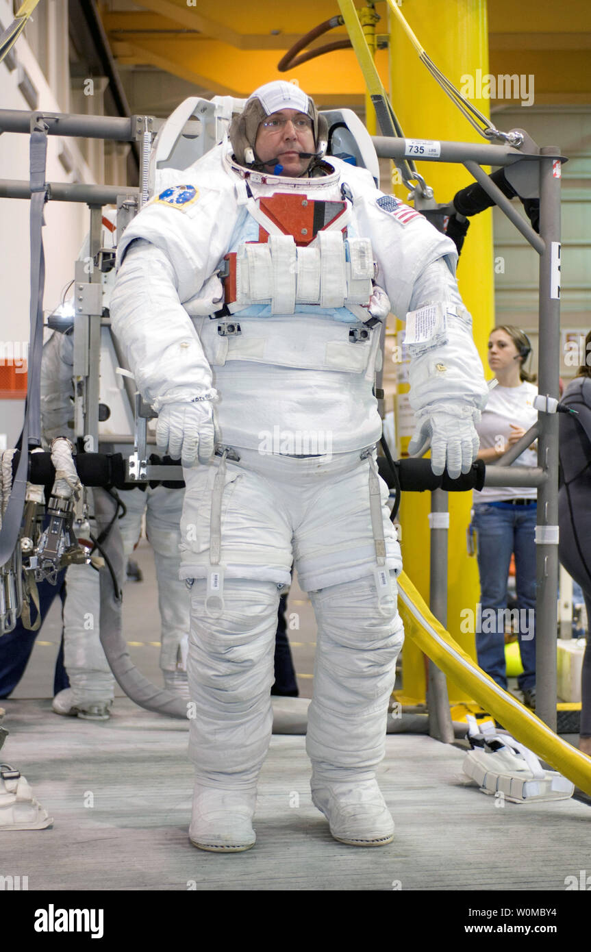 Astronauta Michael J. caposquadra, STS-123 lo specialista di missione, vestito in una versione di formazione del suo Extravehicular Mobility Unit (EMU) spacesuit, attende l'inizio di una sessione di formazione presso la galleggiabilità neutra di laboratorio (NBL) vicino al Johnson Space Center a Houston, in Texas, il 19 novembre 2007. Il servizio STS-123 missione equipaggio è prevista per il lancio verso la Stazione Spaziale Internazionale sulla navetta spaziale Endeavour il 11 marzo 2008. (UPI foto/NASA) Foto Stock