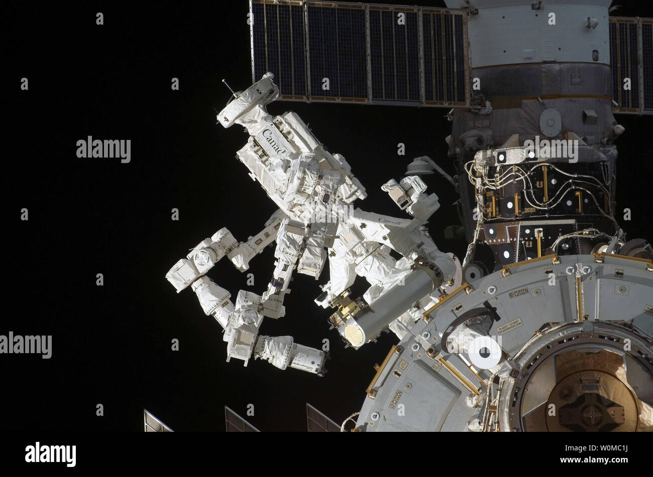 Situato sulla parte esterna della stazione spaziale internazionale l'armonia del nodo, il Canadese-costruito Dextre, noto anche come Special Purpose Dextrous manipolatore, è visto dalla navetta spaziale Endeavour come le due navicelle iniziano la loro relativa separazione su Marzo 24, 2008. Progettato per la stazione di manutenzione e servizio, Dextre è in grado di rilevare forze e movimenti di oggetti è la manipolazione. Esso è in grado di compensare automaticamente quelle forze e movimenti per assicurare un oggetto viene spostato gradualmente. Dextre è l'elemento finale della stazione mobile del sistema di manutenzione. Il disinserimento dei due navicelle oc Foto Stock