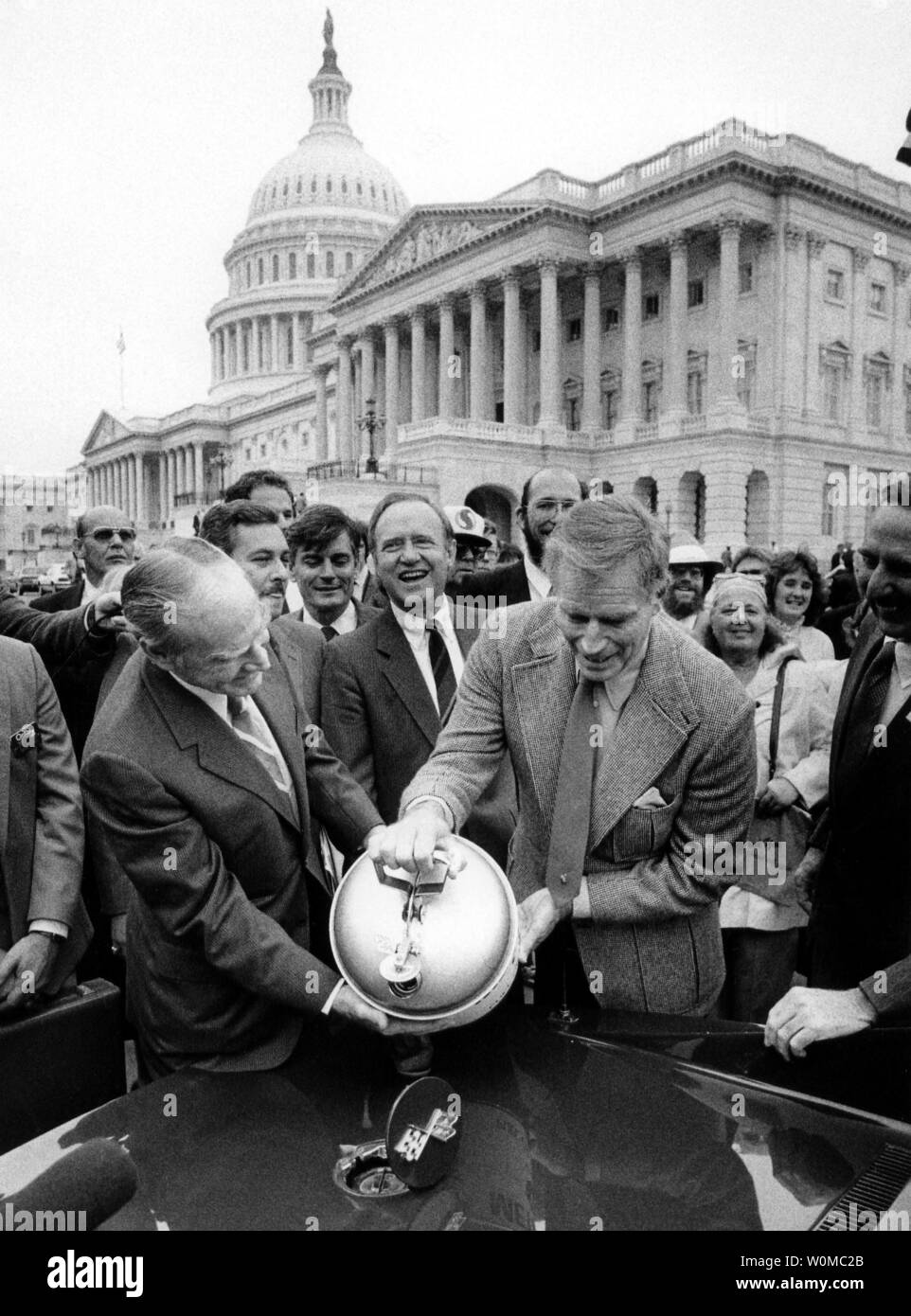 Charlton Heston è morto all età di 84 anni nella sua casa di Beverly Hills il 5 aprile 2008. Egli vede in questo mese di ottobre 18, 1983 file foto (R-tenendo premuto il serbatoio di gas) con casa il leader della maggioranza del Jim Wright D-Texas (L) colata 'Methanol' nell'attore la Corvette di fronte al Campidoglio. Heston ha donato il suo 'Metanolo" alimentato Corvette per le risorse energetiche rinnovabili lobby e gruppo. (UPI foto/Tim Clary/File) Foto Stock