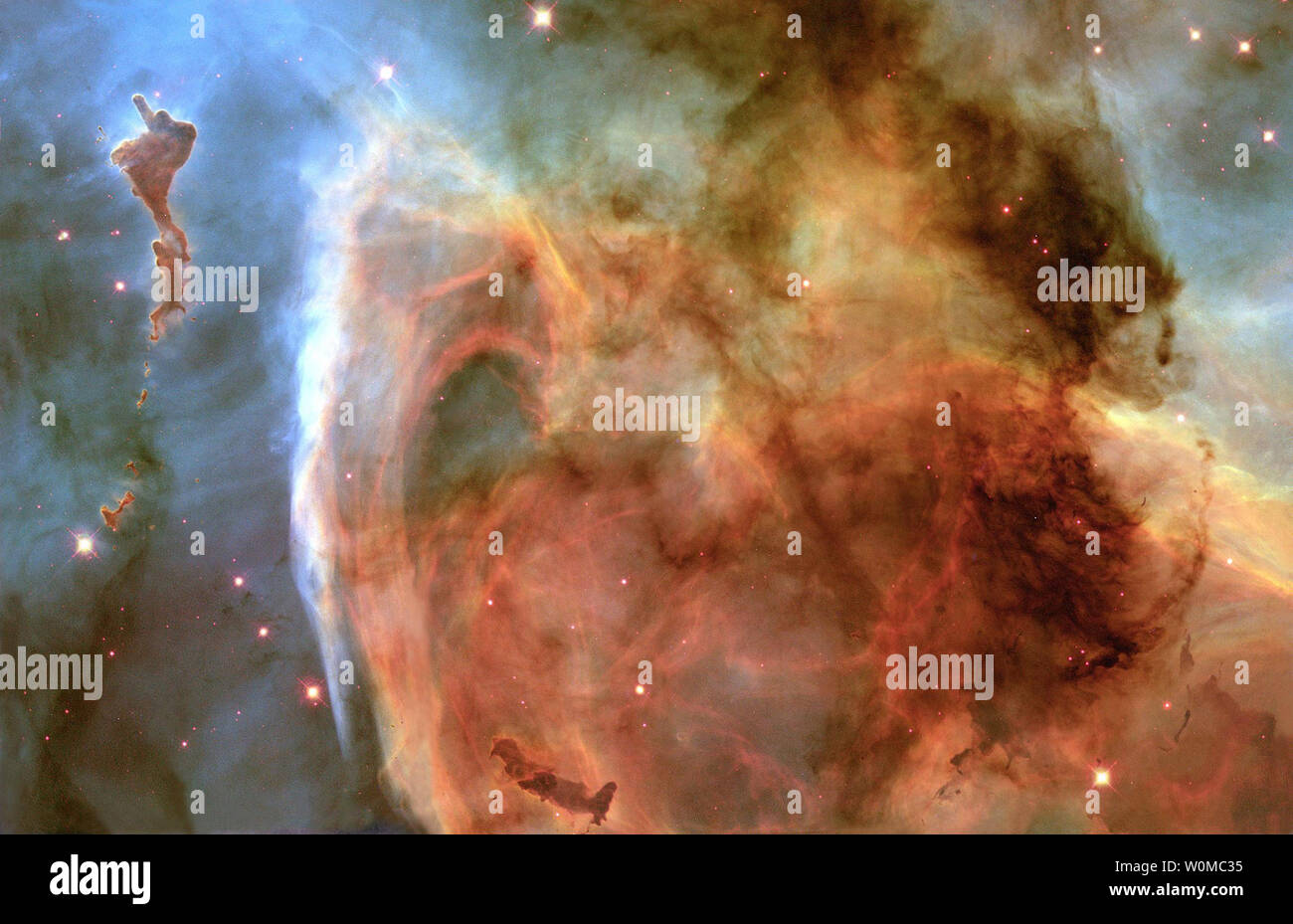 Questa 1999 NASA montage assemblato da quattro diverse foto prese dal Telescopio Spaziale Hubble mostra il Carina Nebula (NGC 7332) che è di circa 8 mila anni luce dalla Terra e si trova adiacente al famoso esplosiva stella variabile Eta Carinae, che si trova appena al di fuori del campo di vista verso l'alto a destra. (UPI foto/NASA) Foto Stock