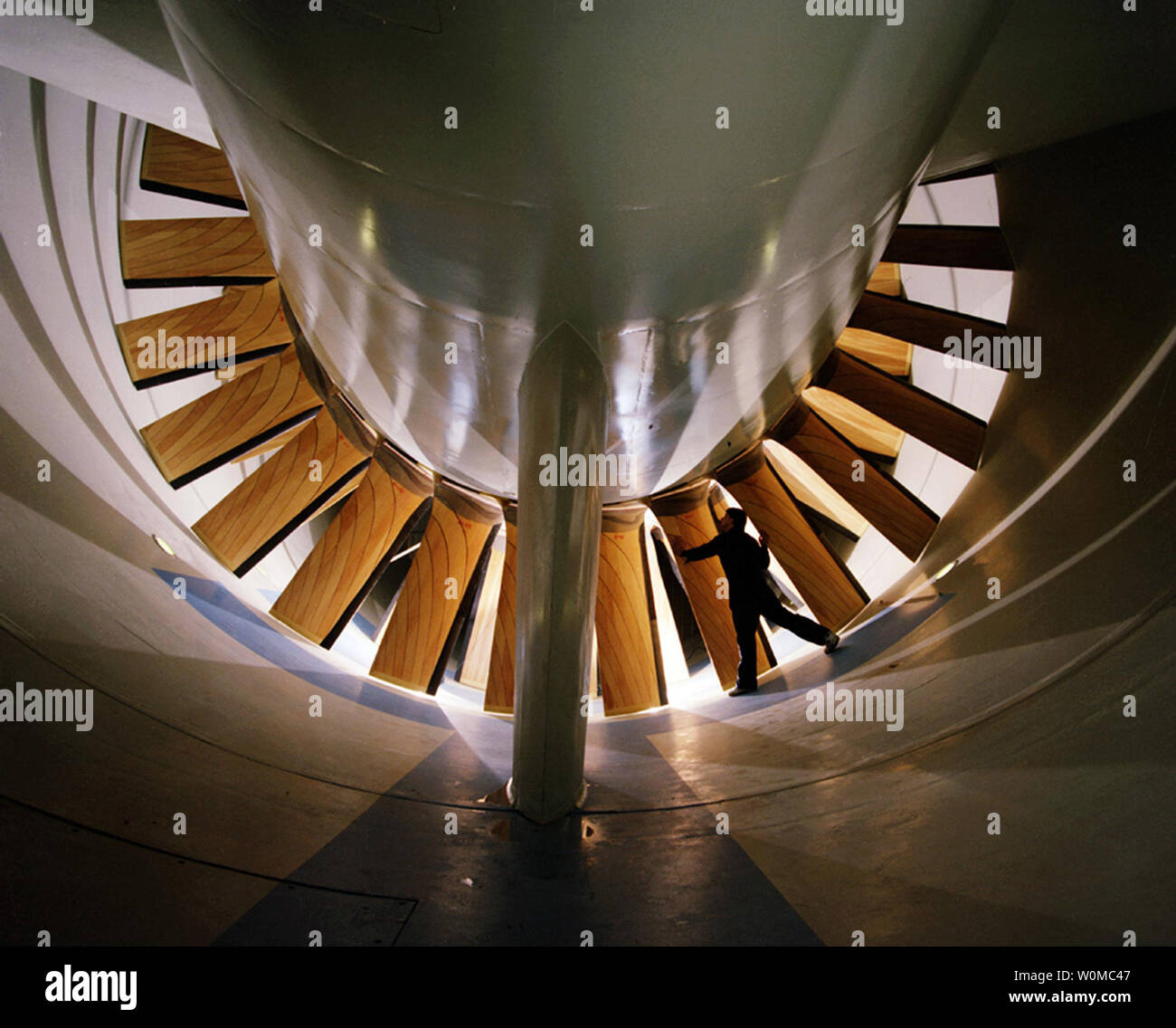 Grady McCoy si erge nel Langley Research Center di 16 piedi tunnel transonico, come la luce si riflette le pale del ventilatore in questa immagine da 1990 a Hampton, Virginia. Come parte di una iniziativa nazionale per ottimizzare la proprietà del governo le gallerie del vento, NASA Langley Research Center arresta il tunnel e transizione al lavoro di altre strutture. Durante la sua vita operativa, il tunnel supportato lo sviluppo di tutti i combattenti a partire dagli anni sessanta, come il F-14 e F-15 e F-18 e il Joint Strike Fighter. (UPI foto/NASA) Foto Stock