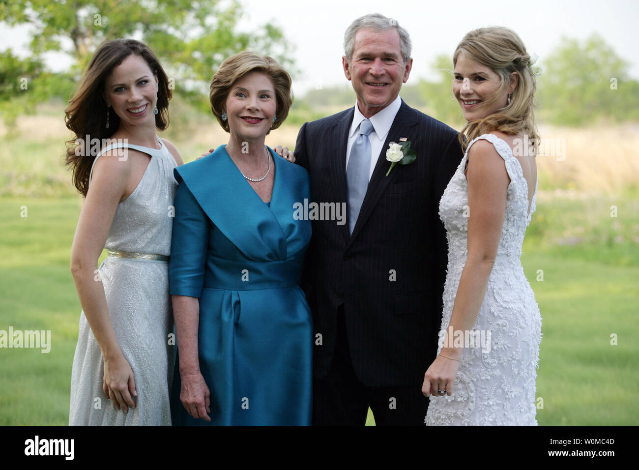 Il Presidente George W Bush e la sig.ra Laura Bush posano con le figlie Jenna e Barbara su Sabato, 10 maggio 2008 a Prairie Cappella Ranch in Crawford, Texas, prima delle nozze di Jenna e Henry Hager. Foto rilasciata dalla Casa Bianca il 11 maggio. (UPI foto/White House/Shealah Central Plaza Hotel) Foto Stock