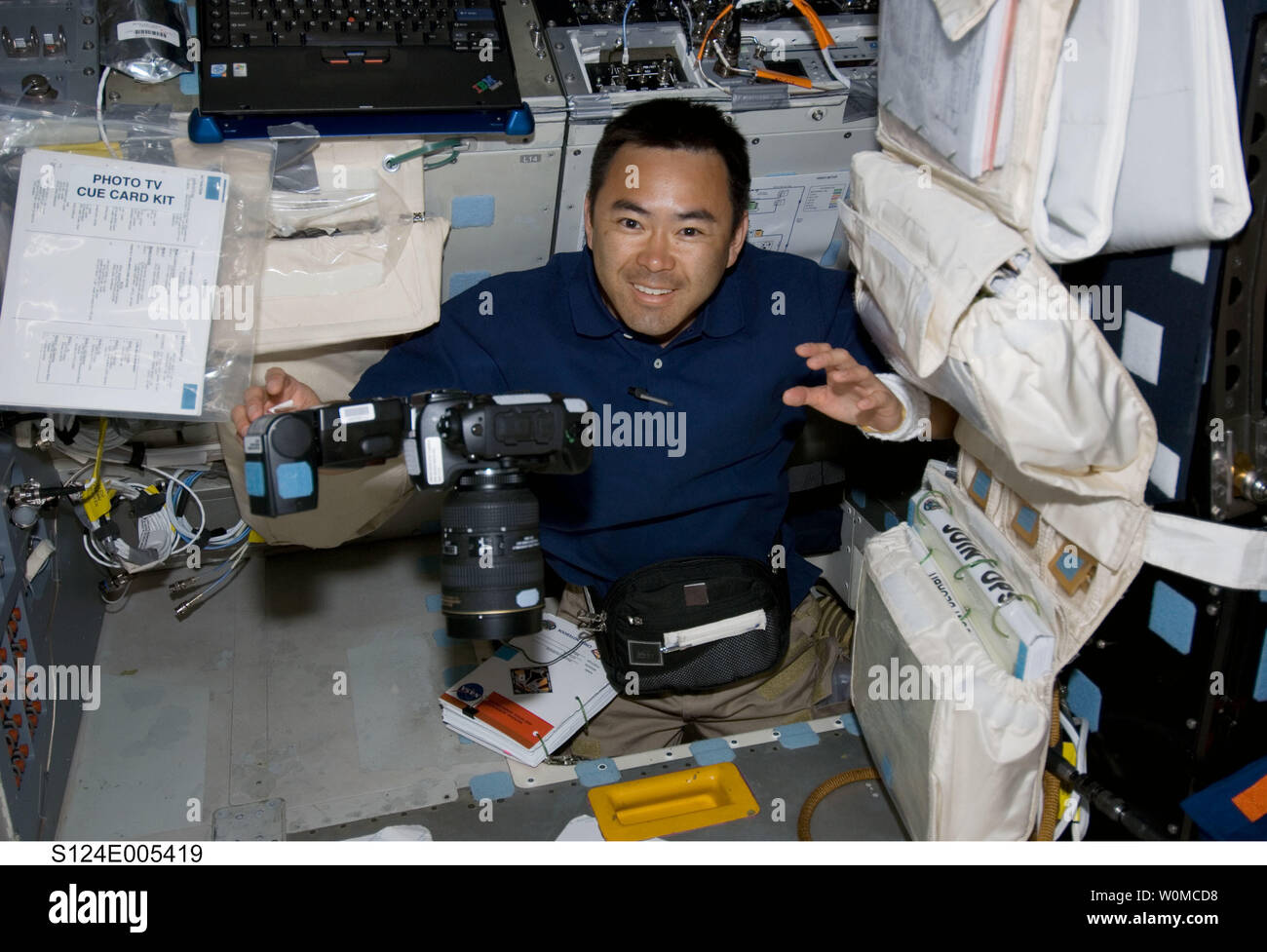 Japan Aerospace Exploration Agency (JAXA) astronauta Akihiko Hoshide, STS-124 lo specialista di missione, sorrisi per una foto mentre nella berlina che collega il ponte di volo e middeck della navetta spaziale Discovery il 1 giugno 2008. (UPI foto/NASA) Foto Stock