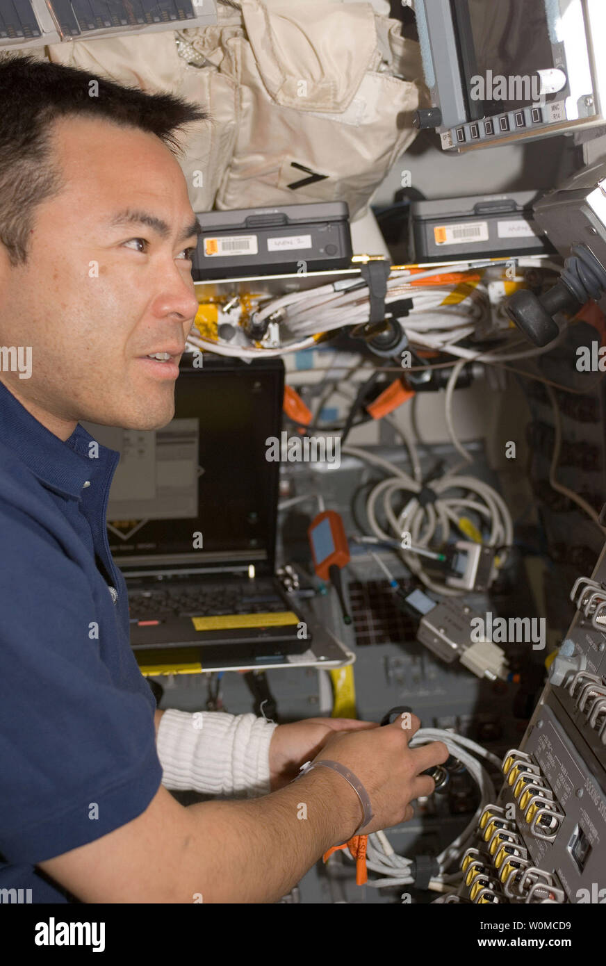 Japan Aerospace Exploration Agency (JAXA) astronauta Akihiko Hoshide, STS-124 lo specialista di missione, funziona su aft deck di volo della navetta spaziale Discovery durante il giorno del volo due attività il 1 giugno 2008. Foto Stock