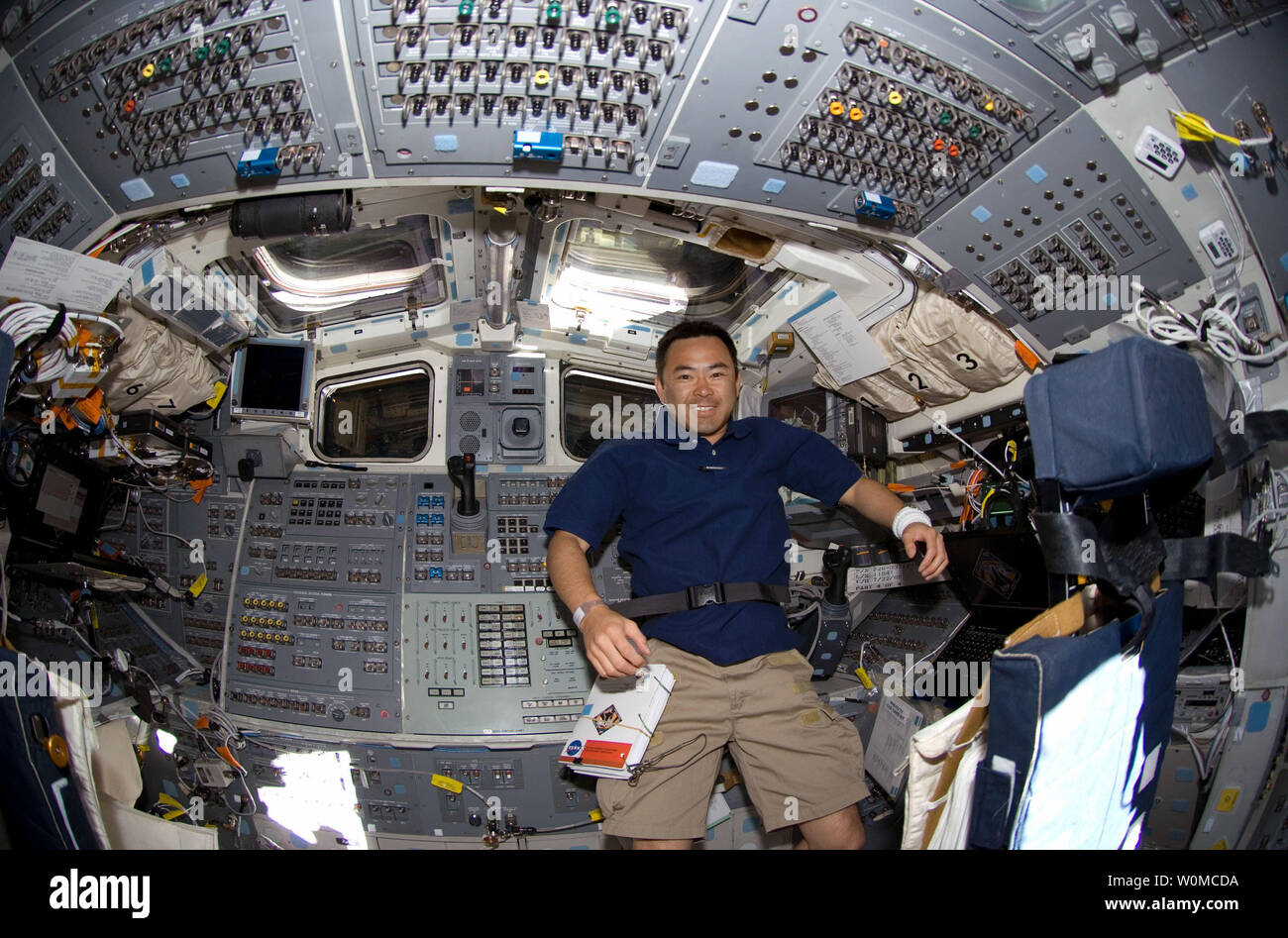 Japan Aerospace Exploration Agency (JAXA) astronauta Akihiko Hoshide, STS-124 lo specialista di missione, prende un momento per una foto su aft deck di volo della navetta spaziale Discovery durante il giorno del volo due attività il 1 giugno 2008. Foto Stock