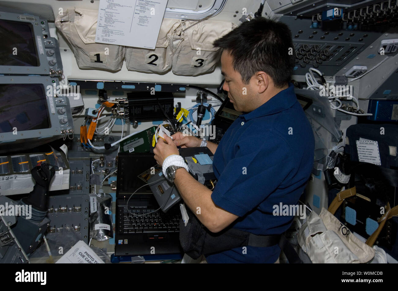 Japan Aerospace Exploration Agency (JAXA) astronauta Akihiko Hoshide, STS-124 lo specialista di missione, funziona su aft deck di volo della navetta spaziale Discovery durante il giorno del volo due attività il 1 giugno 2008. Foto Stock