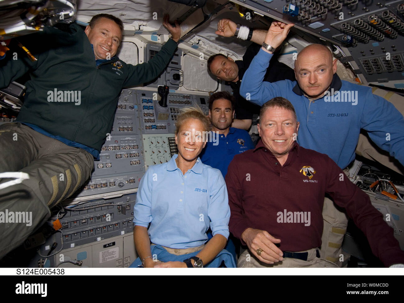 Il servizio STS-124 il suo equipaggio prendere un momento per una foto su aft deck di volo della navetta spaziale Discovery durante il giorno del volo due attività il 1 giugno 2008. Nella foto da sinistra (in primo piano) sono astronauti Ken Ham, pilota; Karen Nyberg, Mike Fossum, entrambi gli specialisti di missione; e Mark Kelly, commander. Nella foto sullo sfondo sono gli astronauti Greg Chamitoff (sinistra) e Ron Garan, entrambi gli specialisti di missione. Non è raffigurato Japan Aerospace Exploration Agency (JAXA) astronauta Akihiko Hoshide, lo specialista di missione. (UPI foto/NASA) Foto Stock