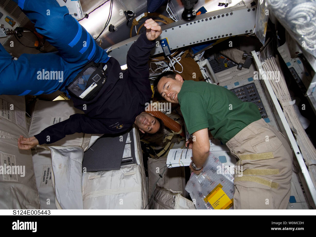 L'astronauta della NASA Greg Chamitoff (sinistra) e Japan Aerospace Exploration Agency (JAXA) astronauta Akihiko Hoshide, entrambi STS-124 specialisti di missione, il lavoro sulla middeck della navetta spaziale Discovery durante il giorno del volo due attività il 1 giugno 2008. (UPI foto/NASA) Foto Stock