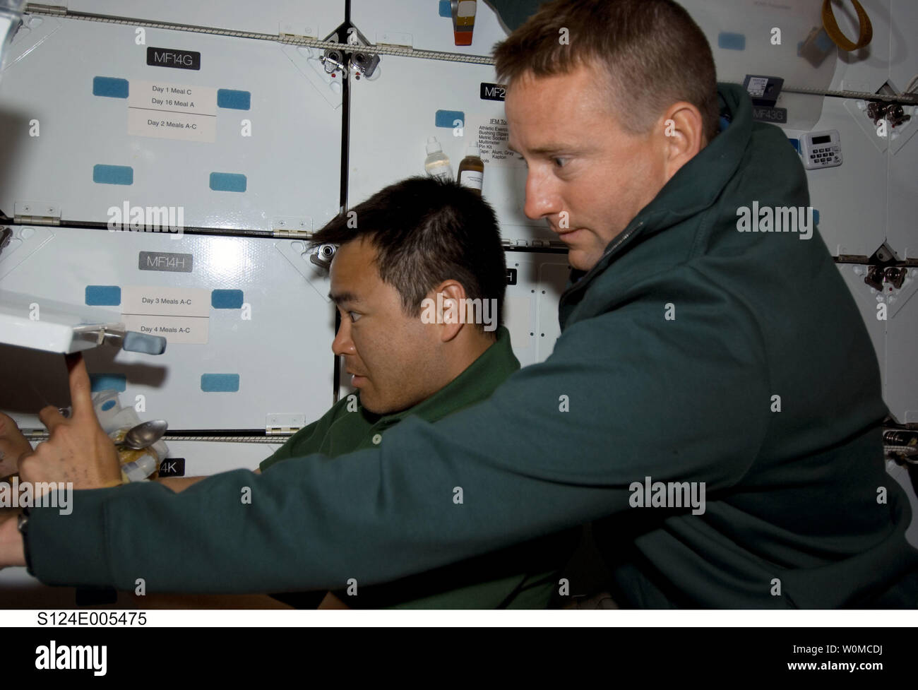 L'astronauta della NASA Ken Ham (in primo piano), STS-124 pilota, e Japan Aerospace Exploration Agency (JAXA) astronauta Akihiko Hoshide, lo specialista di missione, sono raffigurati nei pressi della zona cucina sul middeck della navetta spaziale Discovery il 1 giugno 2008. (UPI foto/NASA) Foto Stock