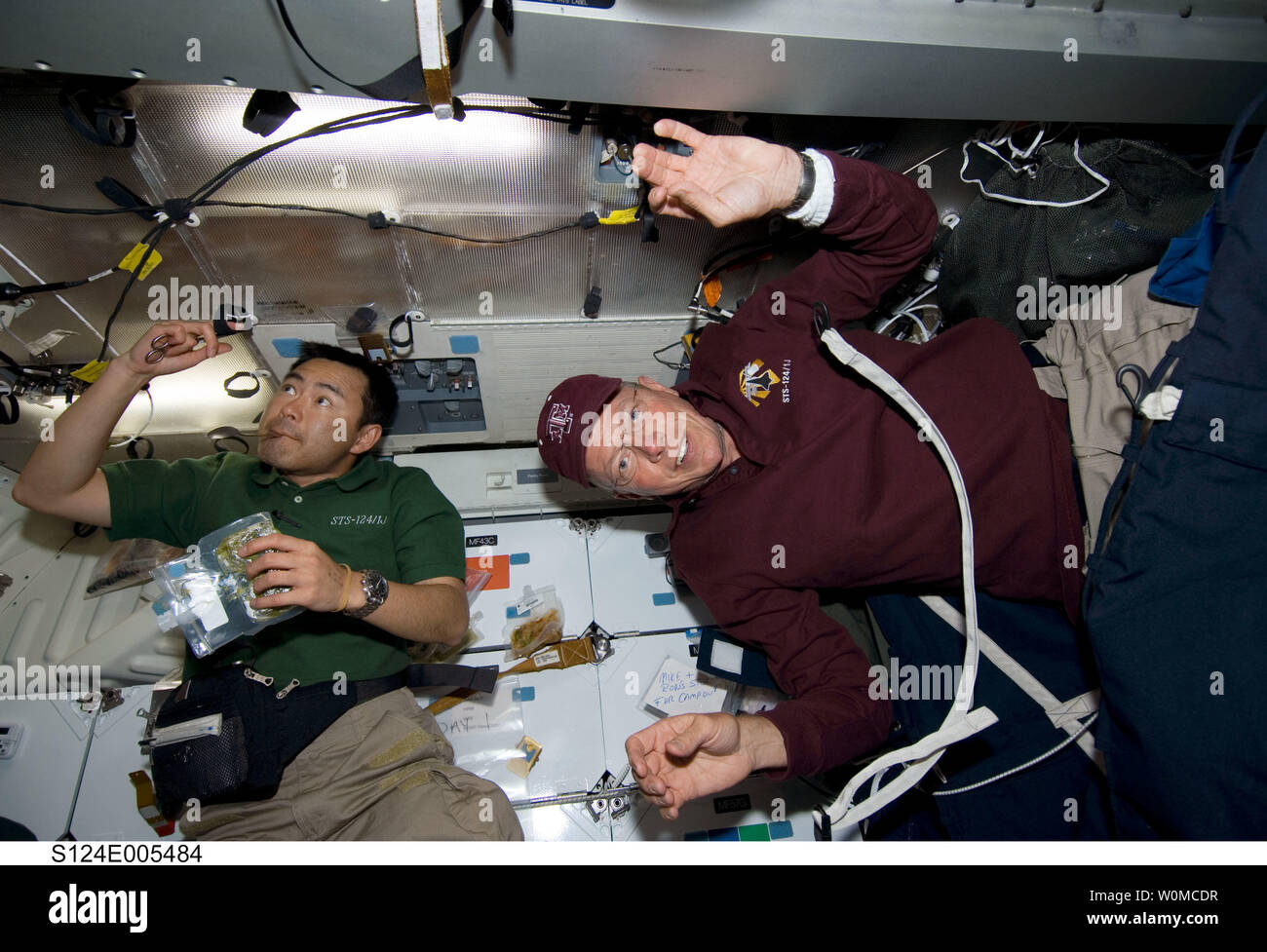 Japan Aerospace Exploration Agency (JAXA) astronauta Akihiko Hoshide (sinistra) e l'astronauta della NASA Mike Fossum, entrambi STS-124 specialisti di missione, sono raffigurati sul middeck della navetta spaziale Discovery durante il giorno del volo due attività il 1 giugno 2008. (UPI foto/NASA) Foto Stock