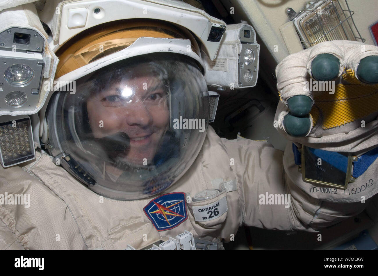 'Agenzia Spaziale Federale Russa cosmonauta Oleg Kononenko, Expedition 17 tecnico di volo, vestito con la sua federazione Orlan tuta spaziale, partecipa a una completa Prove abito spacewalk su luglio 8 in corrispondenza della stazione spaziale internazionale. Durante le 6 ore, 18-minute spacewalk, hanno ispezionato la loro Soyuz TMA-12 veicolo spaziale ed è stato recuperato un pyro vite da esso. (UPI foto/NASA) Foto Stock