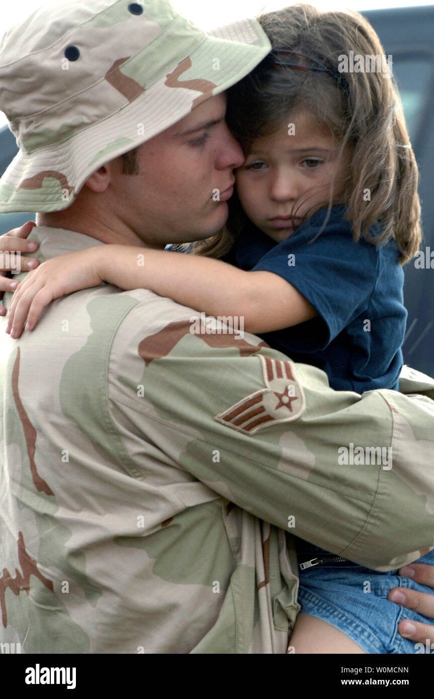 Stati Uniti Air Force Senior Airman William marittima abbraccia i suoi cinque-anno-vecchio figlia Riley prima di distribuire a sud-ovest Asia a Ellsworth Air Force Base, il Dakota del Sud il 22 luglio 2008. (UPI foto/Matthew Flynn/STATI UNITI Air Force) Foto Stock