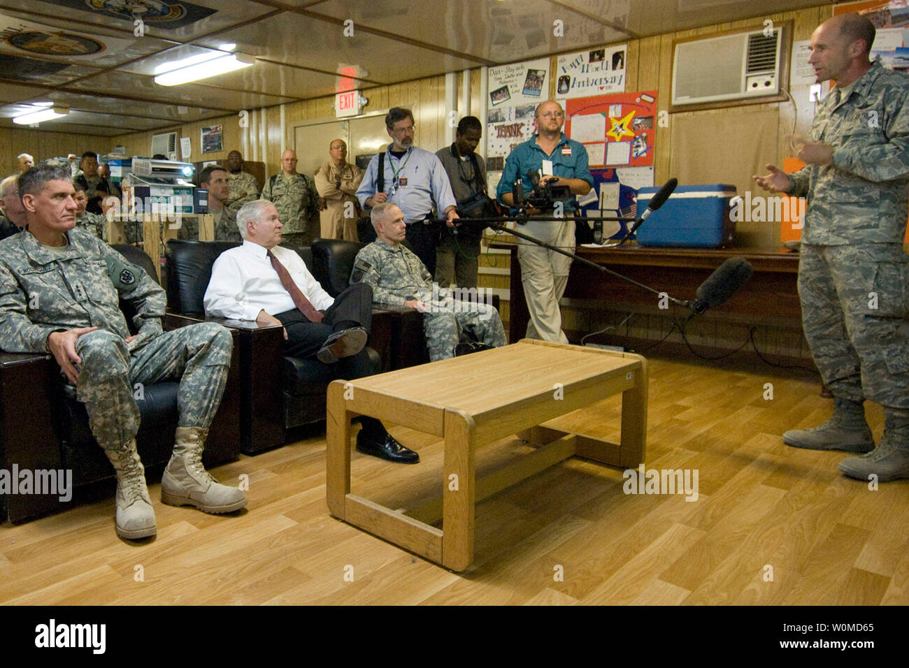 Brig. Gen. Mike Holmes (R) dà il Segretario della Difesa Robert M. Gates una missione attuale briefing al Bagram Air Field in Afghanistan il 17 settembre 2008. Generale Holmes in particolare ha parlato di aria vicino ruolo di supporto della Air Force fornisce le forze della coalizione. (UPI foto/Samuel Morse/DOD) Foto Stock