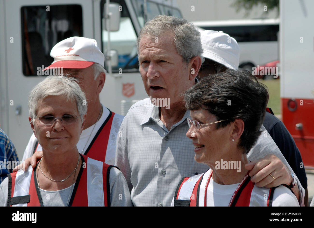 Il Presidente George W Bush saluta i volontari della salvezza il braccio e la Croce Rossa come egli li ringrazia per il loro impegno di volontariato in lavorazione oltre 700 sfollati sfollati a causa di uragano Gustav che porta a San Antonio, in Texas, il 1 settembre 2008. (UPI foto/Bennie J. Davis III/DOD) Foto Stock