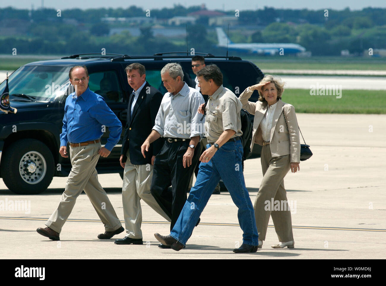 Il Presidente George W Bush (centro) cammina con Texas Gov. Rick Perry (a destra) e Texas Sen. Kay Bailey Hutchison, (estrema destra) come essi uscire dalla Air Force One il 1 settembre 2008 at Lackland Air Force Base in Texas. Il presidente ha visitato San Antonio per essere informato sui processi di evacuazione in risposta all'uragano Gustav e di ringraziare personalmente il aviatori responsabili per il successo degli sforzi di sfiato. (UPI foto/Bennie J. Davis III/DOD) Foto Stock