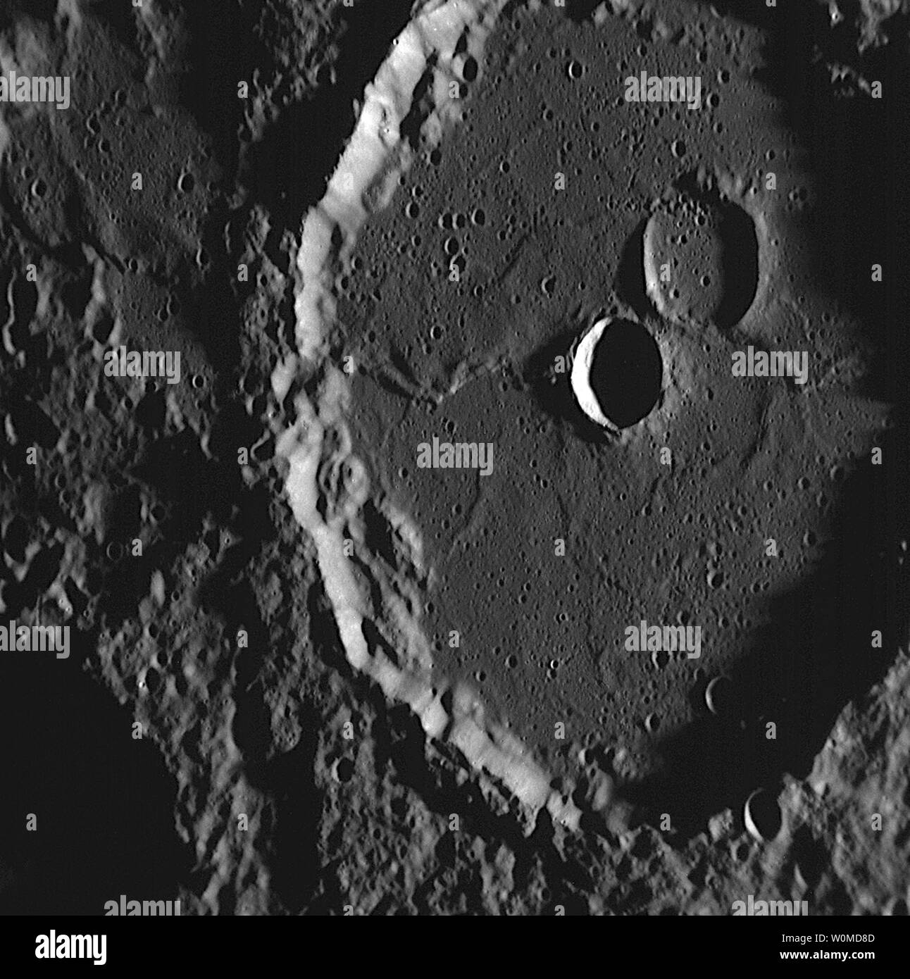 Il pianeta Mercurio è raffigurato il 6 ottobre 2008. NASA navicella spaziale MESSENGER catturate le immagini ad alta risoluzione come completato con successo il suo secondo volo di mercurio. Il cratere raffigurato, denominato Machaut, è di circa 100 km (60 miglia) di diametro, ed è denominato per il francese medievale poeta e compositore Guillaume de Machaut. (UPI foto/NASA/Johns Hopkins University Applied Physics Laboratory/Carnegie Institution di Washington) Foto Stock