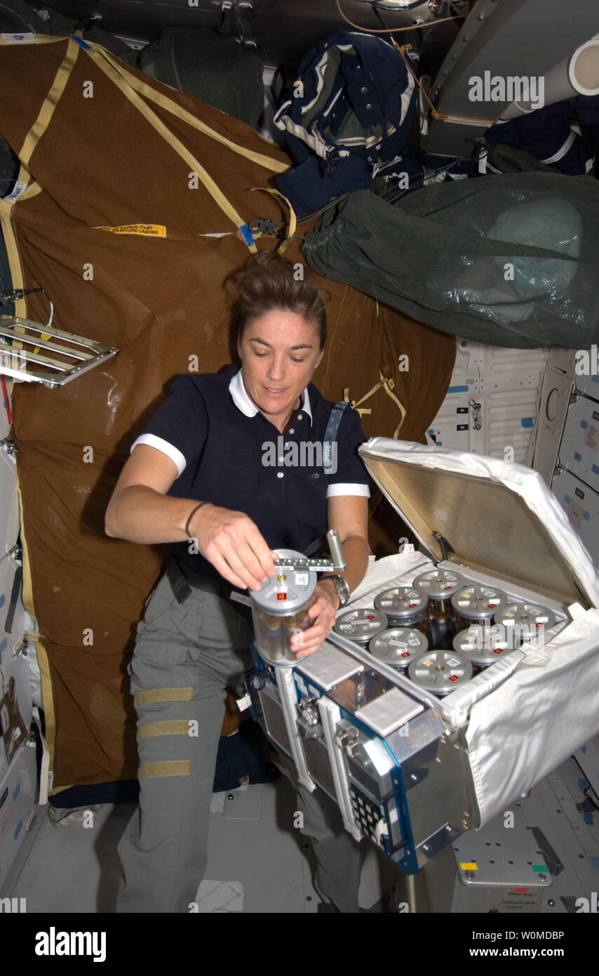 L'astronauta della NASA Heidemarie Stefanyshyn-Piper, STS-126 lo specialista di missione, lavora con il gruppo di pacchetti di attivazione (GAP) sul middeck della navetta spaziale Endeavour mentre è inserito con la Stazione Spaziale Internazionale il 19 novembre 2008. (UPI foto/NASA) Foto Stock