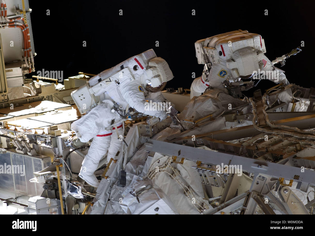 In questo mese di novembre 20, 2008 immagine della NASA astronauti Heidemarie Stefanyshyn-Piper (sinistra) e Shane Kimbrough, entrambi STS-126 missione specialisti, partecipano alla missione della seconda sessione programmata di attività extravehicular (EVA) come costruzione e manutenzione continuare sulla Stazione spaziale internazionale. Durante le sei ore, 45-minute spacewalk, Piper e Kimbrough ha continuato il processo di rimozione di residui di sporco e applicando la lubrificazione intorno a dritta alfa solare giunto rotante (SARJ), sostituito quattro più del SARJ's 12 trundle gruppi cuscinetti, spostati due carrelli di apparecchiature e applicato lubricati Foto Stock