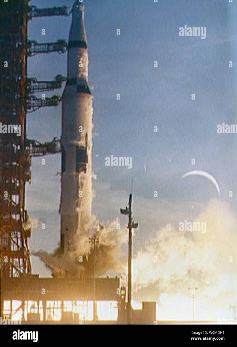 L' Apollo 8 veicolo spaziale lancia dal pad a Launch Complex 39, presso il Kennedy Space Center in Florida a 7:51 a.m., Dicembre 21, 1968. Apollo 8 fu la prima missione con equipaggio verso la luna e immesso in orbita lunare di quarant anni fa alla vigilia di Natale, 24 dicembre 1968. (UPI foto/NASA) Foto Stock