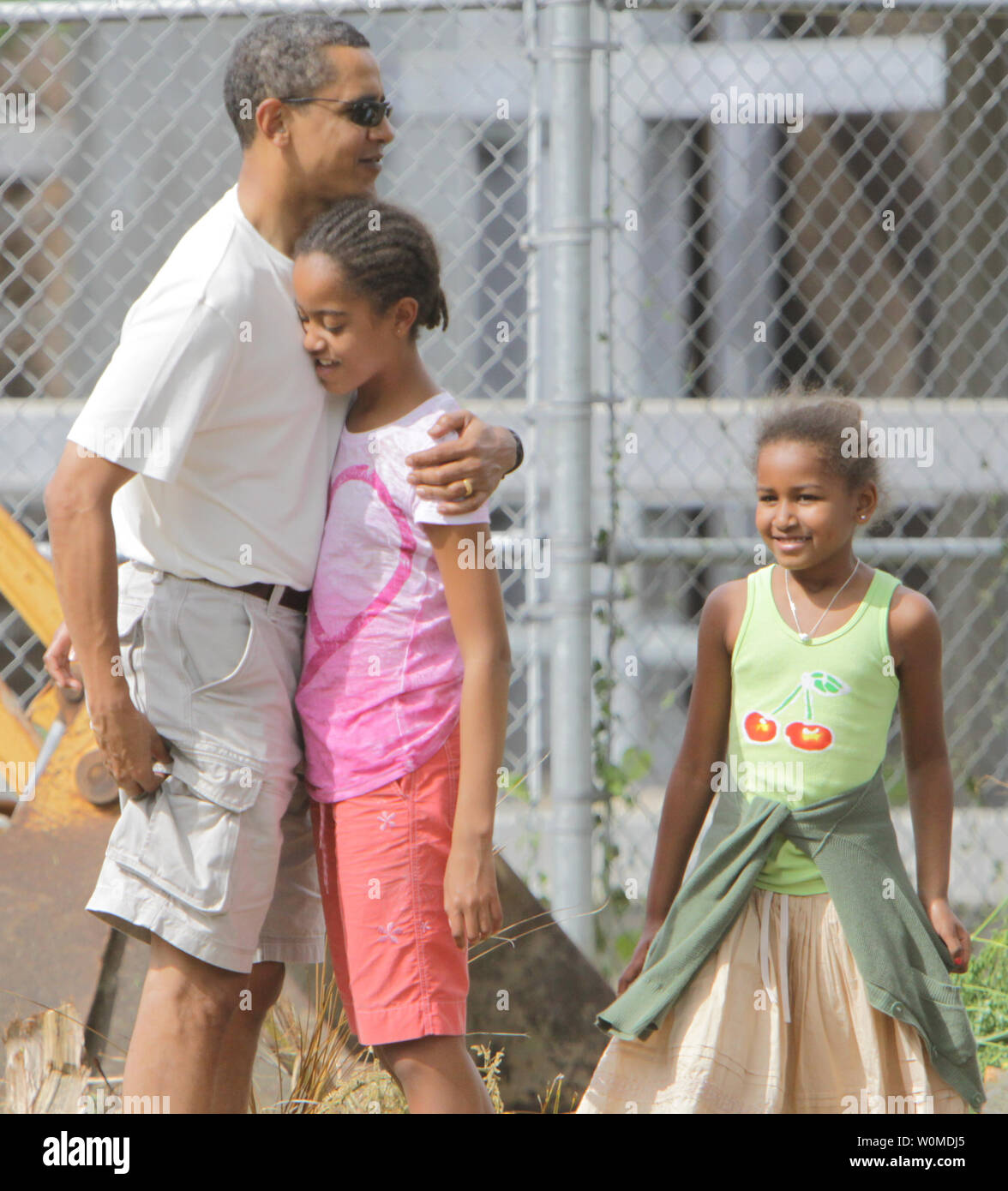 President-Elect presidente eletto Barack Obama abbraccia la sua figlia più antica malia (C) come Sasha guarda prima di inserire lo Zoo di Honolulu Zoo Dicembre 30, 2008 a Honolulu, Hawaii. Obama e la sua famiglia è arrivata nella sua nativa Hawaii Dicembre 20 per le vacanze di Natale. (UPI foto/Kent Nishimura) Foto Stock