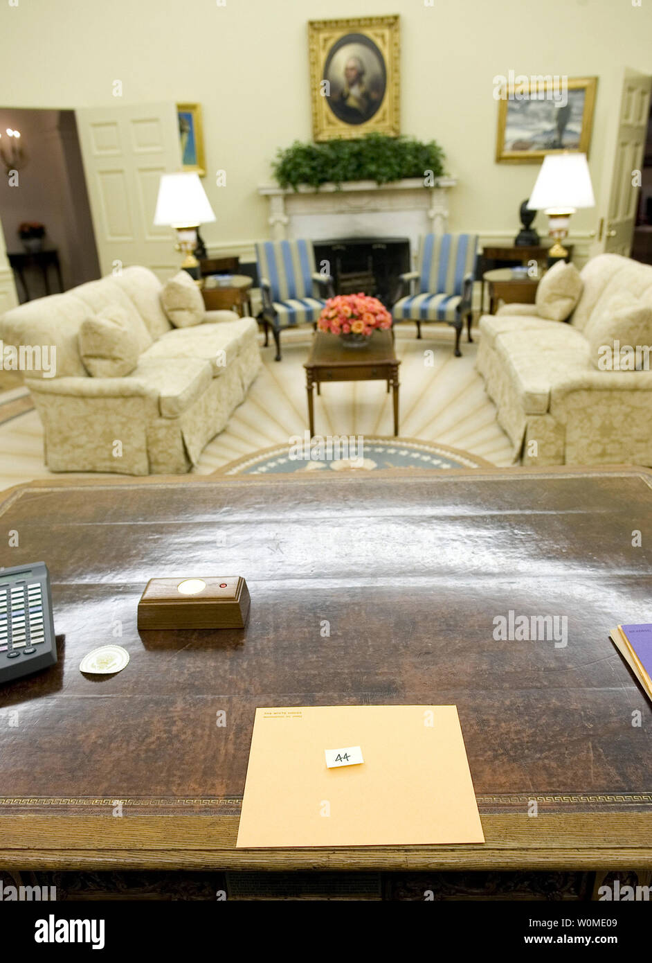 Una cartella per il Presidente Barack Obama lasciato dall ex Presidente George W Bush si siede sulla scrivania risoluto nell'Ufficio Ovale della Casa Bianca, il 20 gennaio 2009. (UPI foto/Eric Draper/la Casa Bianca) Foto Stock