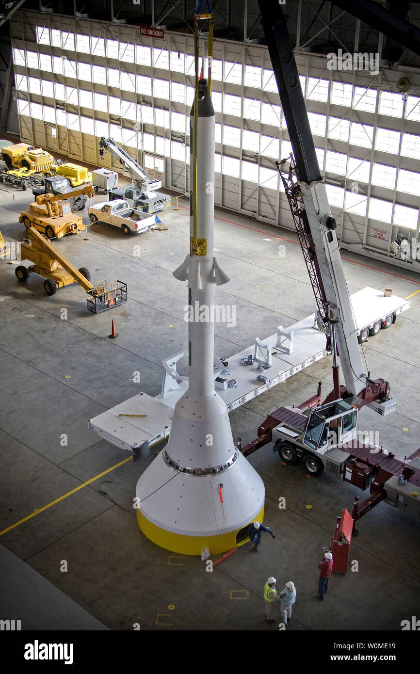 Questo non datata immagine della NASA mostra la Ares-X rocket in NASA Langley hangar in Hampton, Virginia. L'Ares-X rocket è parte della NASA Costellazione del programma che, a partire dal 2009, sarà battenti voli di prova con l'obiettivo di sostituire lo space shuttle per viaggi presidiato in spazio esterno. (UPI foto/Sean Smith/NASA) Foto Stock