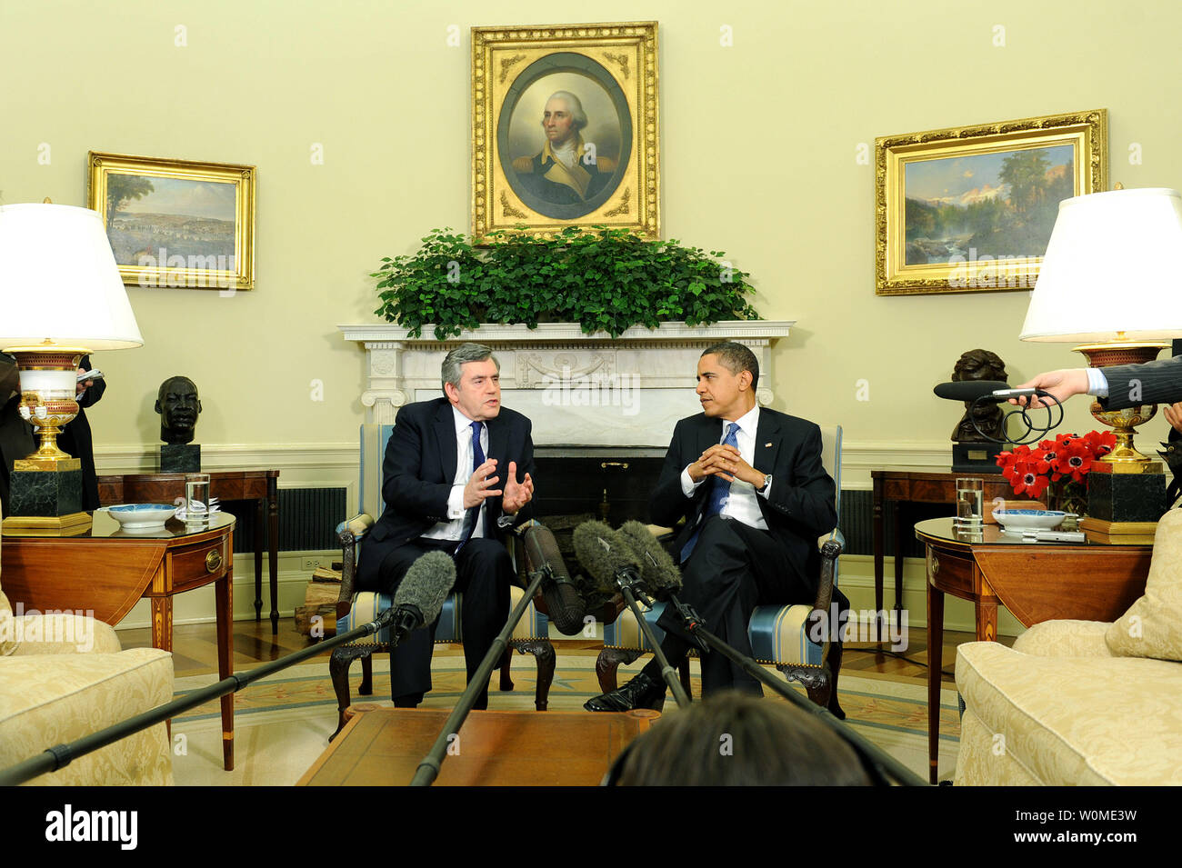Stati Uniti Il presidente Barack Obama (R) incontra il primo ministro britannico Gordon Brown nell'Ufficio Ovale della Casa Bianca a Washington il 3 marzo 2009. (UPI foto/Kevin Dietsch) Foto Stock