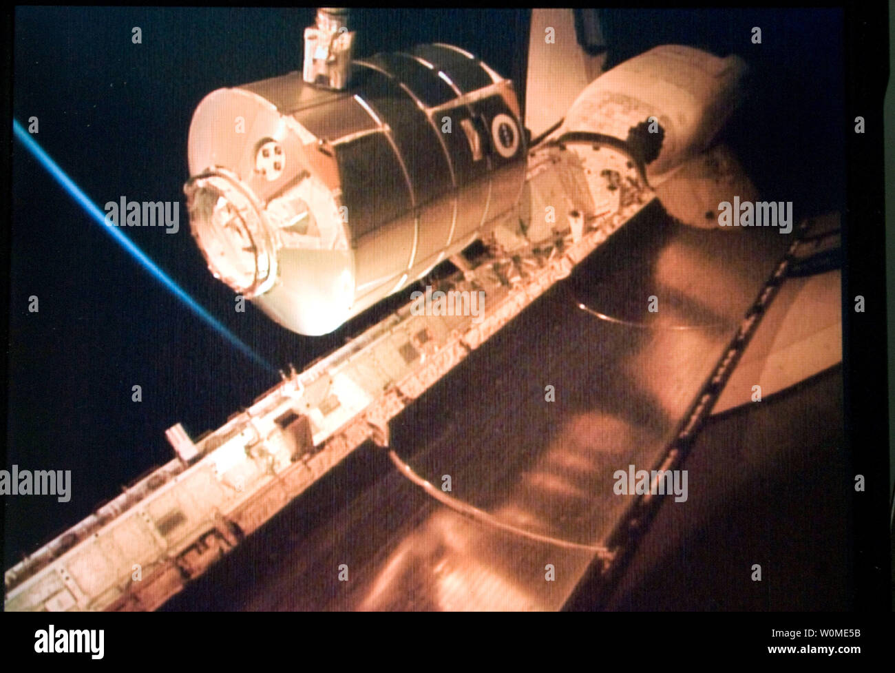 Questo NASA screen grab mostra la stazione spaziale internazionale di robotica del Canadarm2 rimozione del Leonardo Multi-Purpose modulo logistico dalla navetta spaziale Discovery's Cargo Bay per l'installazione sul nadir la porta della stazione di nodo di armonia, Agosto 31, 2009. UPI/NASA Foto Stock