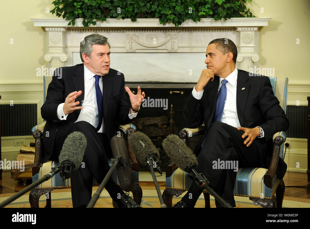 Stati Uniti Il presidente Barack Obama (R) ascolta come il Primo ministro britannico Gordon Brown offre commento a seguito di una riunione nell'Ufficio Ovale della Casa Bianca a Washington il 3 marzo 2009. (UPI foto/Kevin Dietsch) Foto Stock