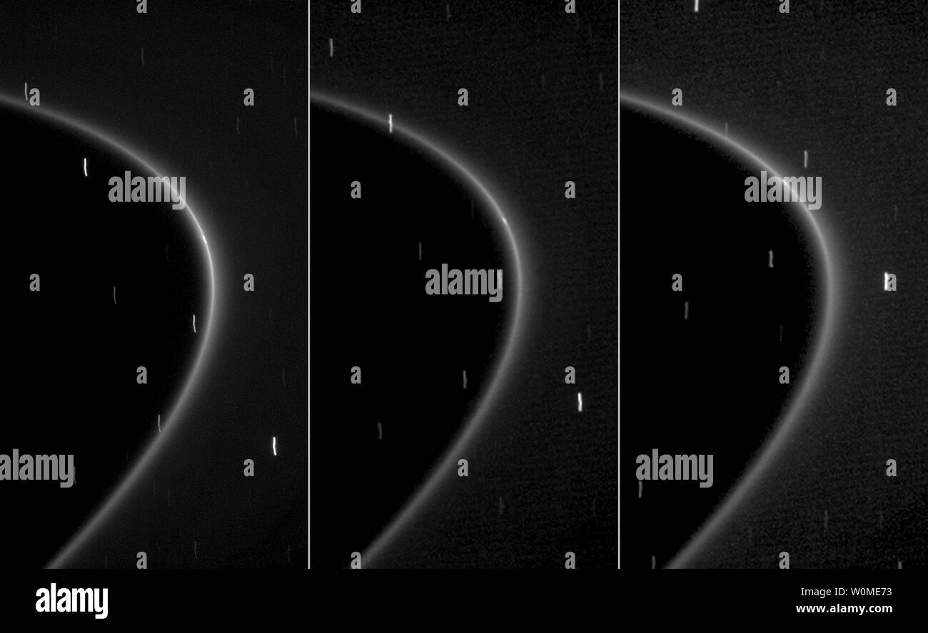 Questa sequenza di tre immagini ottenute dalla NASA sonda Cassini nel corso di circa dieci minuti, indica il percorso di un ritrovato moonlet in un luminoso arco di Saturno G debole anello, annunciato ny NASA il 3 marzo 2009. In ogni immagine, una piccola striscia di luce all'interno dell'anello è visibile. A differenza di striature in background, che sono distanti stelle cosparsa dalla fotocamera del lungo tempo di esposizione di 46 secondi, questa striscia è allineato con l'anello G e si muove lungo la corona come previsto per un oggetto incorporato nell'anello. Cassini scienziati interpretare la striatura in movimento per essere la luce riflessa da un t Foto Stock