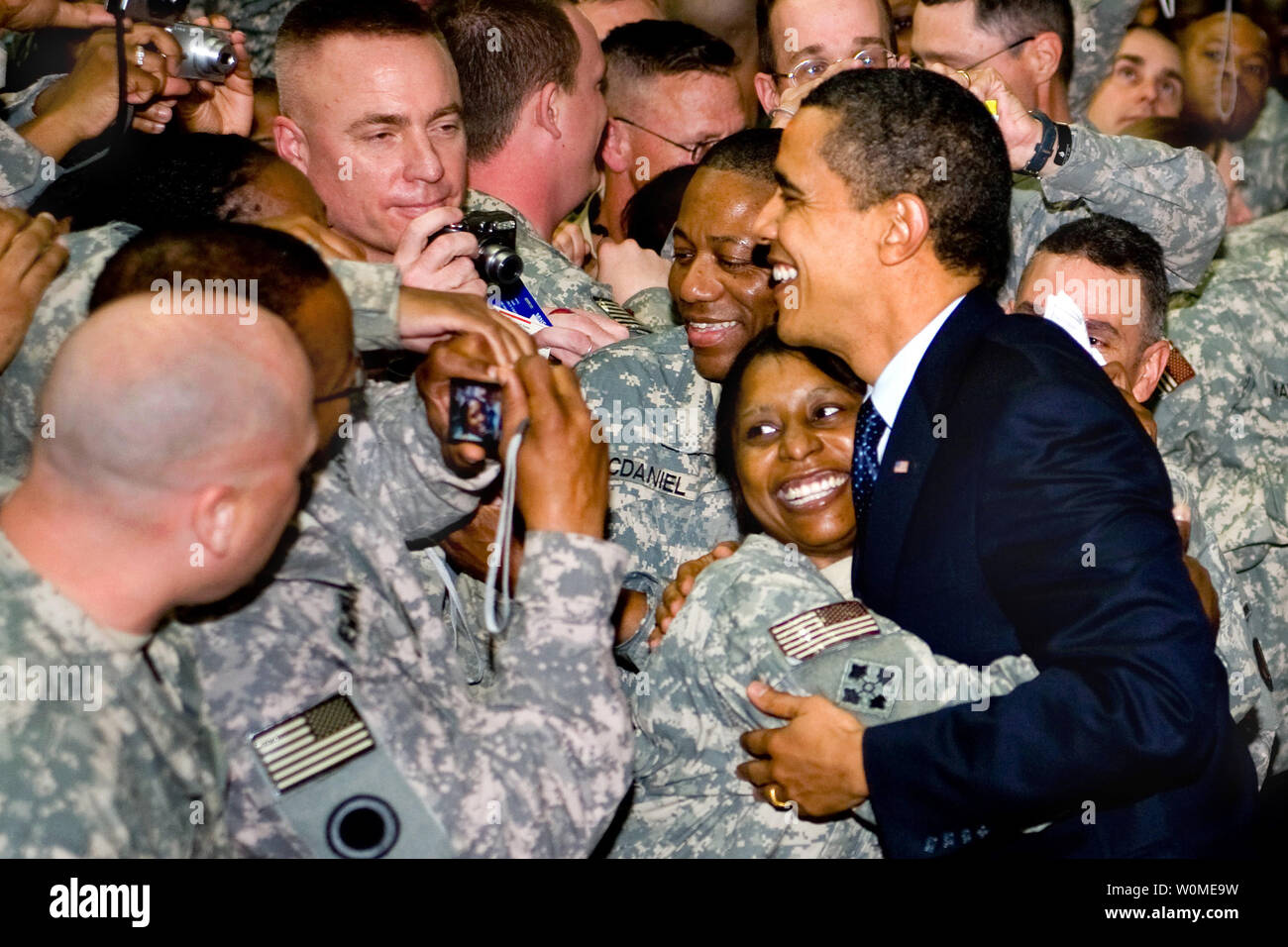 Il Presidente degli Stati Uniti Barack Obama saluta le truppe come egli visite al Faw Palace su Camp vittoria a Baghdad in Iraq il 7 aprile 2009. Obama ha fatto una visita a sorpresa in Iraq dopo la sua settimana di vacanza europea. (UPI foto/Lee Cracker/US Army) Foto Stock