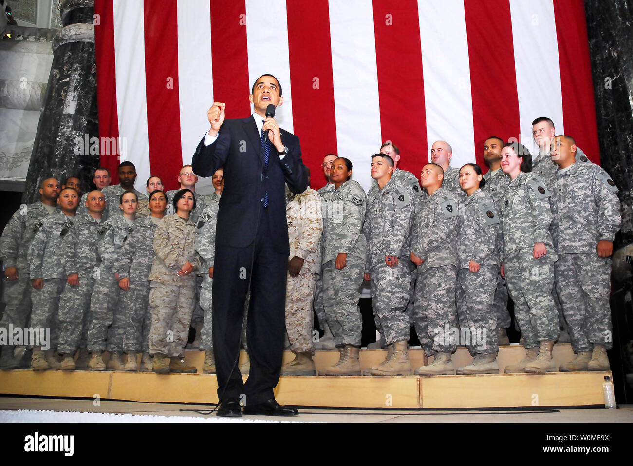 Il Presidente degli Stati Uniti Barack Obama affronta le truppe come egli visite al Faw Palace su Camp vittoria a Baghdad in Iraq il 7 aprile 2009. Obama ha fatto una visita a sorpresa in Iraq dopo la sua settimana di vacanza europea. (UPI foto/Gioia Pariante/US Army) Foto Stock