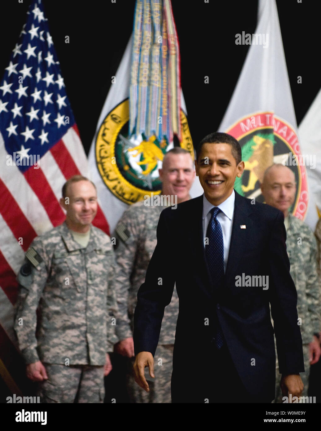 Il Presidente degli Stati Uniti Barack Obama saluta le truppe come egli visite al Faw Palace su Camp vittoria a Baghdad in Iraq il 7 aprile 2009. Obama ha fatto una visita a sorpresa in Iraq dopo la sua settimana di vacanza europea. (UPI foto/Lee Cracker/US Army) Foto Stock