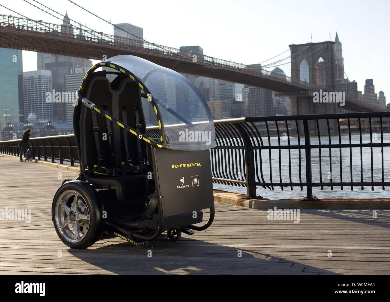 Questo General Motors immagine mostra un nuovo prototipo di Segway essendo devoluto tra le due società, elettrico a due posti con veicolo a due ruote, potrebbe consentire alle persone di viaggiare attorno alle città più rapidamente e in modo sicuro e silenzioso e pulito, e a un costo inferiore. La collaborazione, doppiato progetto P.U.M.A. (Personale la mobilità urbana e Accessibilità) combina diverse tecnologie che aumentano la libertà della mobilità a zero emissioni, maggiore sicurezza, connettività senza interruzioni e di ridurre la congestione nelle città. Il progetto prototipo P.U.M.A. prende un test drive di Brooklyn, NY domenica 5 aprile, 2009. (UPI P Foto Stock